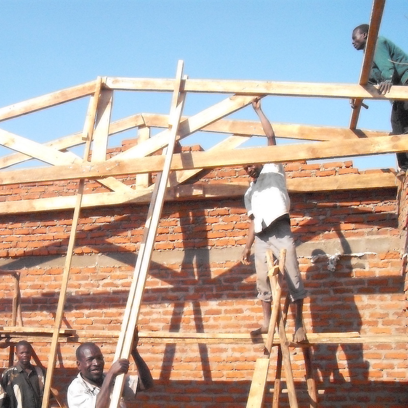 chinthowa development Trust Putting on the trusses.