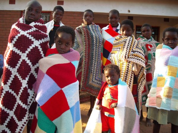 Chinthowa children receiving blankets